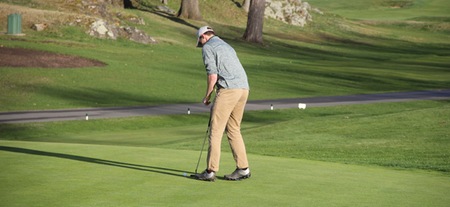 Image of Carter Knox about to take his putt on the 18th green at Kernwood.