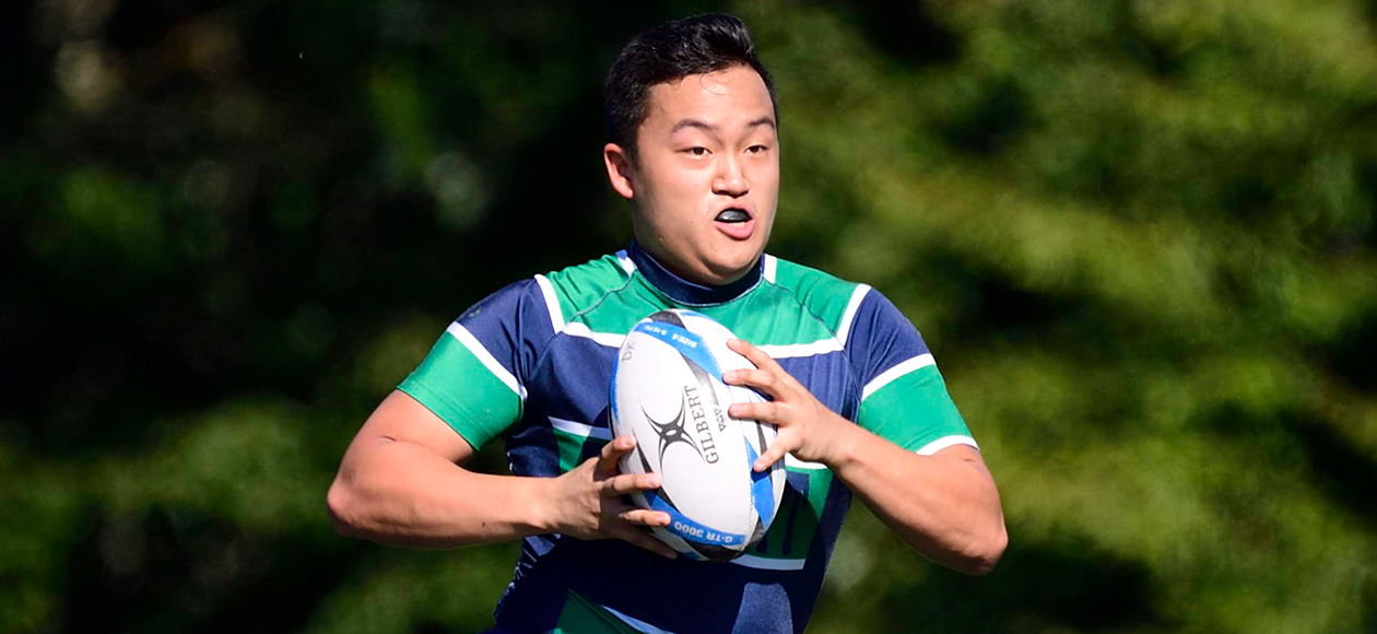 Jae Reilly runs with a rugby ball.