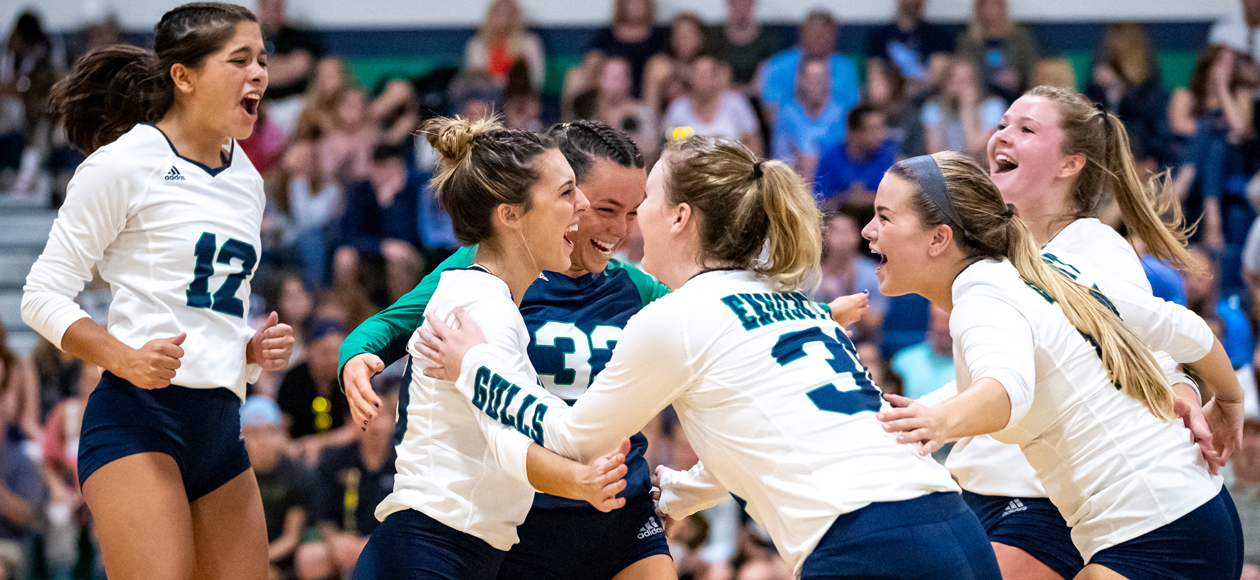 The Endicott women's volleyball team celebrates a point against RWU during the Gulls' Homecoming win.