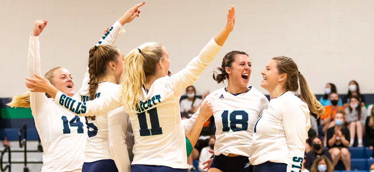 Endicott Remains Undefeated in CCC Play with Sweep of Wentworth
