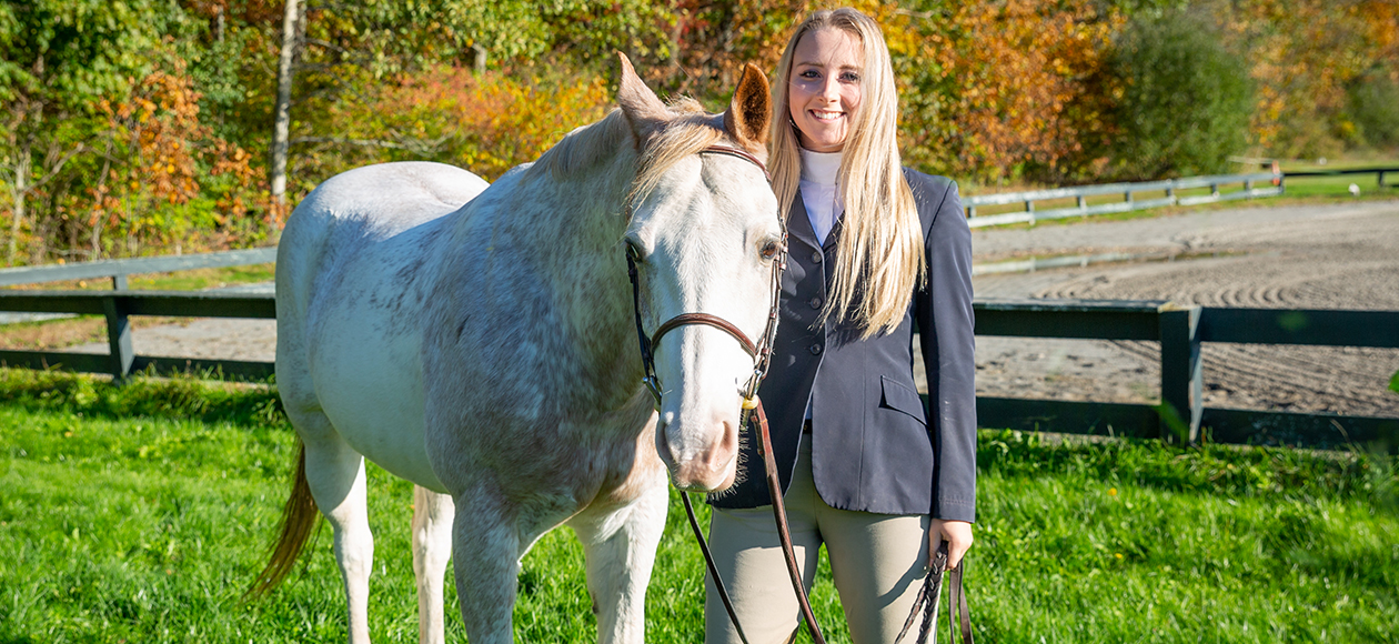 Equestrian Finishes Fifth At Regionals; Three Gulls Advance To Zones