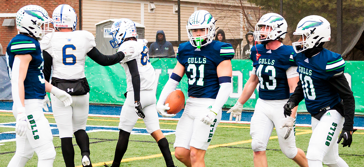 No. 10/11 Endicott Shuts Out Alfred State, 44-0, To Secure First-Ever NCAA Tournament Win