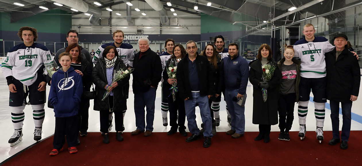 Group photo of the men's ice hockey seniors with their families. 