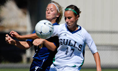 Gulls remain undefeated in TCCC with 3-1 win over UNE