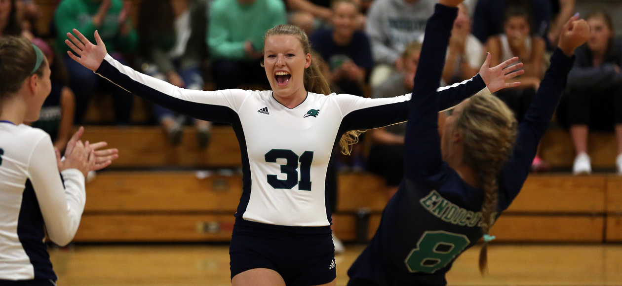 Image of Zoey Gifford celebrating a point with her teammates.