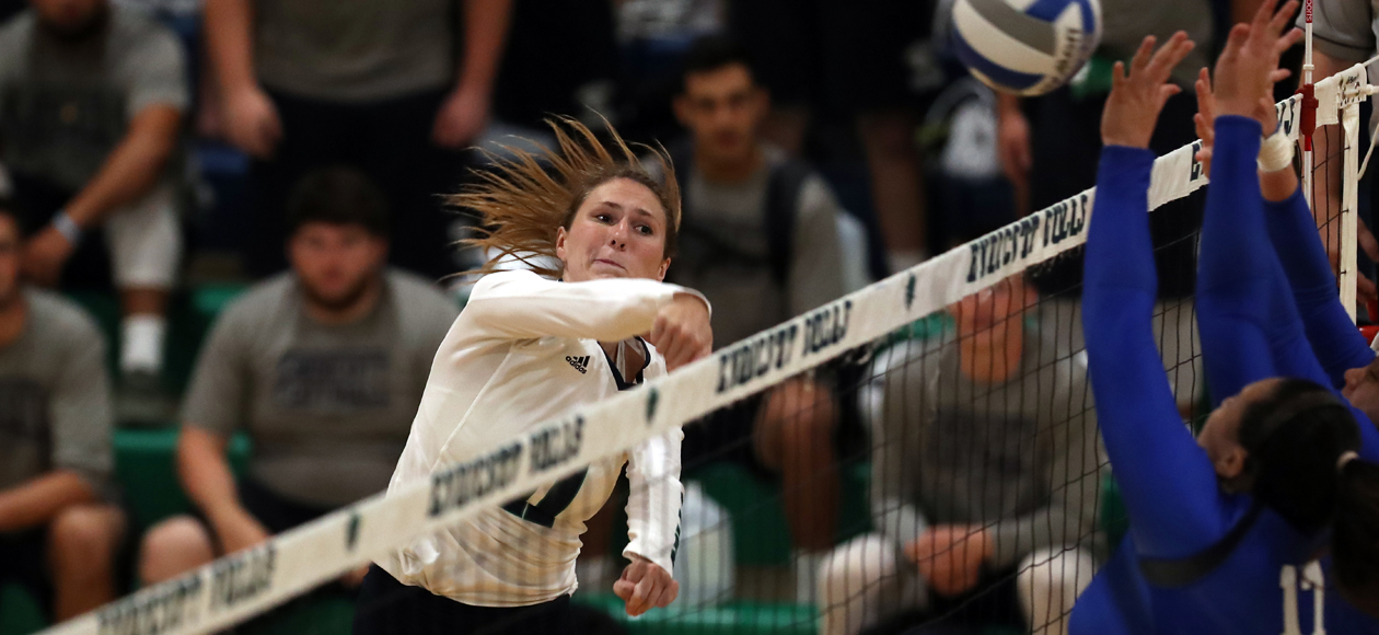 Image of Emma Mancini swinging on the outside.