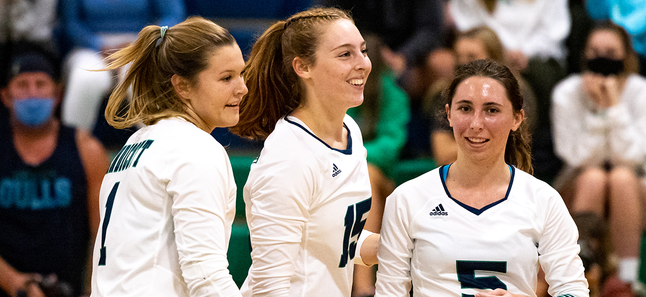 Women's Volleyball Finishes Undefeated CCC Regular Season with 3-0 Sweep of WNE